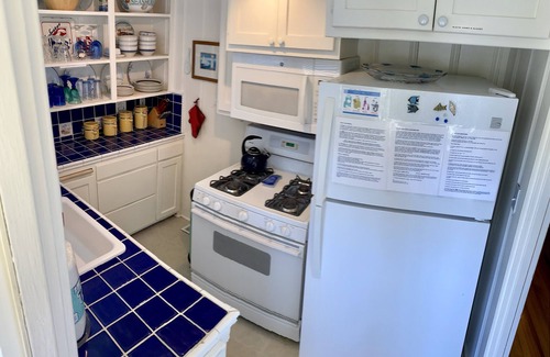 Eastside Santa Cruz Cottage | 4th house from Twin Lakes Beach and a 2 minute walk to the Crow’ Nest and Harbor