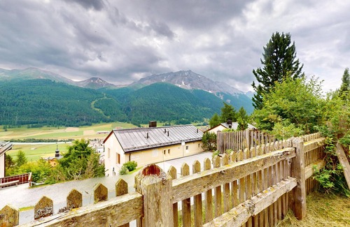 Zuoz Apartment | 5-½ room apartment in a sunny location, with marvellous views of the valley and