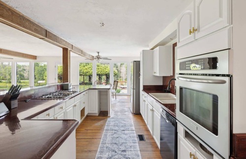 Gracewood House | 5-Acre Retreat Private Pool, Outdoor Bar, Fishing Pond & Game Room