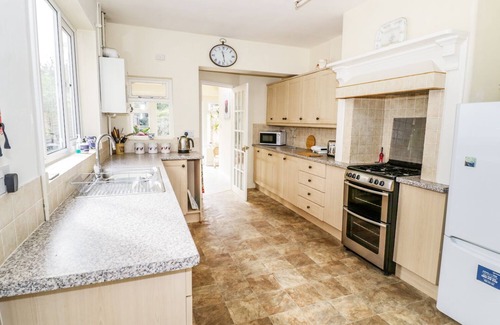 City Centre House | 5 ALBANY ROAD, pet friendly, with a garden in Stratford-Upon-Avon
