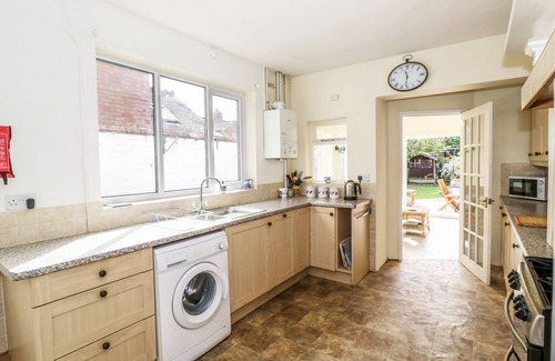 City Centre House | 5 ALBANY ROAD, pet friendly, with a garden in Stratford-Upon-Avon