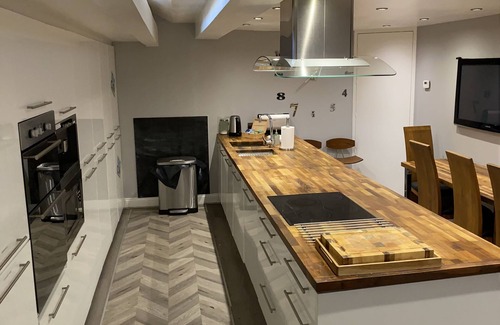 Stocksfield Cottage | 5* Barn Conversion c/w hot tub, sauna, games room, 1/4 acre enclosed games