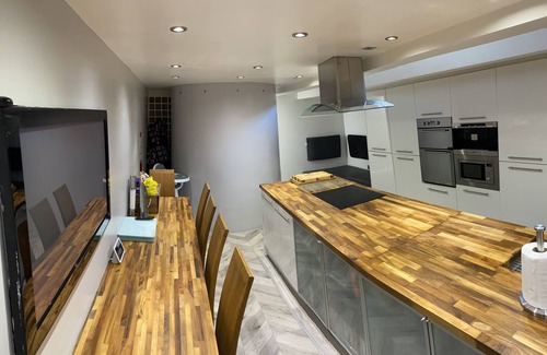 Stocksfield Cottage | 5* Barn Conversion c/w hot tub, sauna, games room, 1/4 acre enclosed games