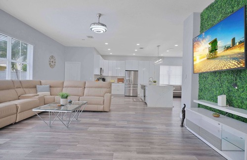 Palm Springs North House | 5-BD,5-BA Tropical Oasis - Pool, Patio, Fun