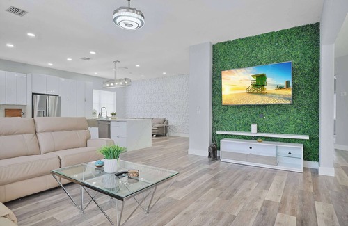 Palm Springs North House | 5-BD,5-BA Tropical Oasis - Pool, Patio, Fun