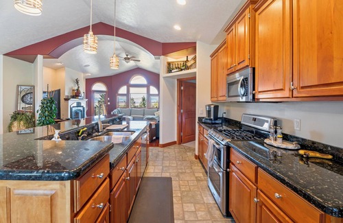 Helena House | 5 BDRM Luxury Montana Retreat on golf course+PRVT pool (seasonal)+3 nearby lakes