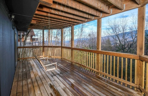 Chalet Village Cabin | 5 Bear Chalet - Jetted Tub and Private Sauna!