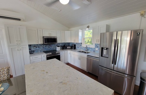 Discovery Bay Villa | 5 bed, 2 separate units on Canal