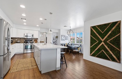 Glendale House | 5 Bed 4 Bath Boutique Home PREMIUM LOCATION Sleeps 16+ heated pool option/spa