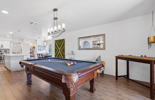 Glendale House | 5 Bed 4 Bath Boutique Home PREMIUM LOCATION Sleeps 16+ heated pool option/spa