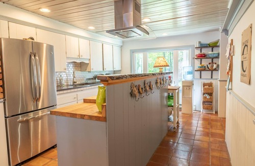 Torrance Cottage | 5 Bed Cottage & 2 Bunkies! Boathouse Rooftop Deck with Sunsets!