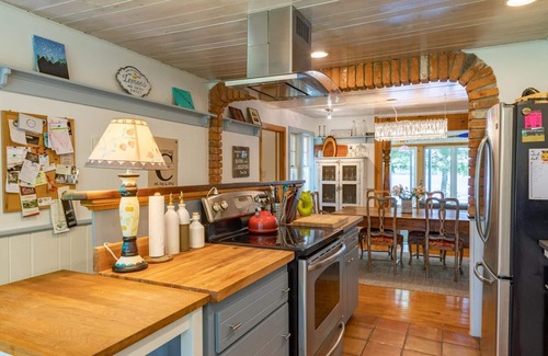 Torrance Cottage | 5 Bed Cottage & 2 Bunkies! Boathouse Rooftop Deck with Sunsets!