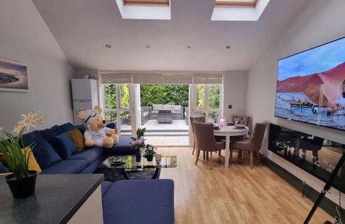 Tooting House | 5-Bed Home with Cinema, F1 Racing SIM, BBQ, Garden