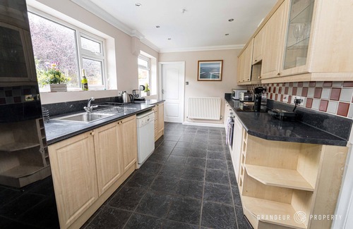 Winton House | 5 bed house, cntrl bmouth, free parking, garden