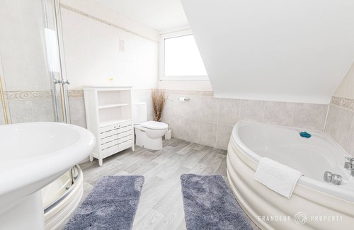 Winton House | 5 bed house, cntrl bmouth, free parking, garden