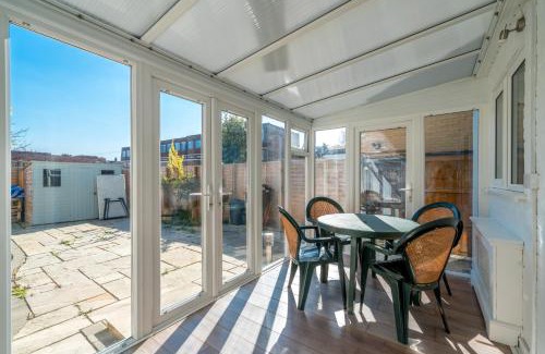 Havering House | 5 Bed House - Sleeps 11 - Garden