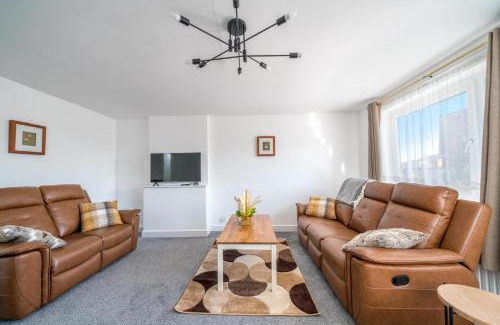 Havering House | 5 Bed House - Sleeps 11 - Garden