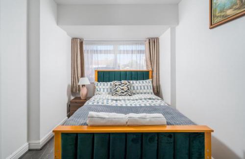 Havering House | 5 Bed House - Sleeps 11 - Garden