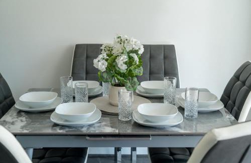 Havering House | 5 Bed House - Sleeps 11 - Garden