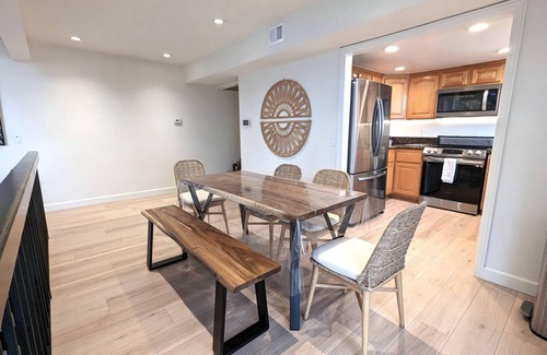 Alamitos Beach Condo | 5-bed Large Bohemian BEACH Pad with AC, Patio & Parking - Walk 1min to BEACH!