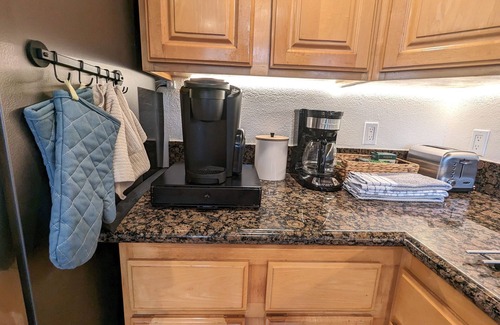 Alamitos Beach Condo | 5-bed Large Bohemian BEACH Pad with AC, Patio & Parking - Walk 1min to BEACH!