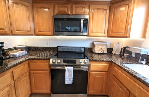 Alamitos Beach Condo | 5-bed Large Bohemian BEACH Pad with AC, Patio & Parking - Walk 1min to BEACH!