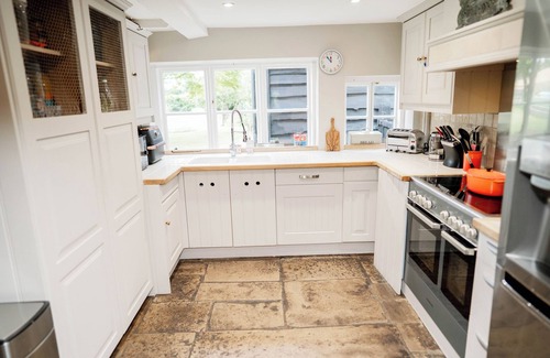 Hungerford House | 5-Bed Luxury Home with Private Pool, Hot Tub, Pizza-Oven & Gym — Sleeps 13