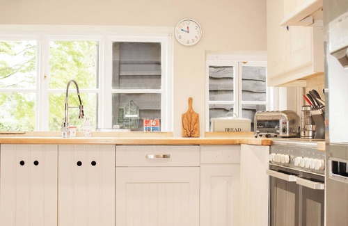 Hungerford House | 5-Bed Luxury Home with Private Pool, Hot Tub, Pizza-Oven & Gym — Sleeps 13