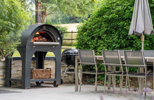 Hungerford House | 5-Bed Luxury Home with Private Pool, Hot Tub, Pizza-Oven & Gym — Sleeps 13