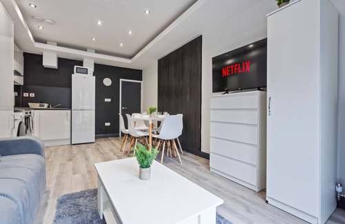 Banbury House | 5 Bedroom 3 Bathroom House Free Parking WiFi
