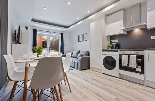 Banbury House | 5 Bedroom 3 Bathroom House Free Parking WiFi