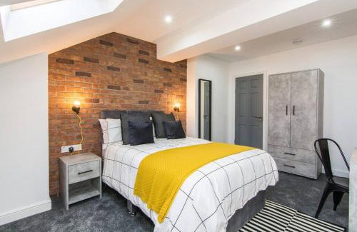 Coventry House | 5 Bedroom 5 Bathroom House with Free Parking, Fast WiFi, Smart TV and Work Desks by Yoko Property