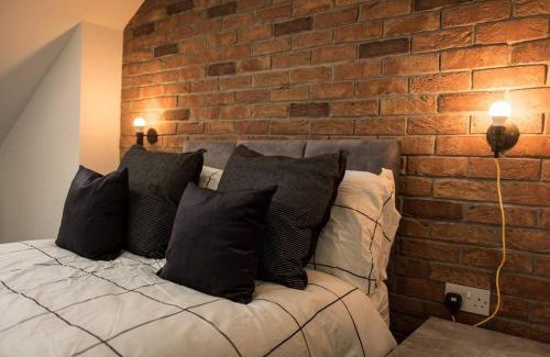 Coventry House | 5 Bedroom 5 Bathroom House with Free Parking, Fast WiFi, Smart TV and Work Desks by Yoko Property