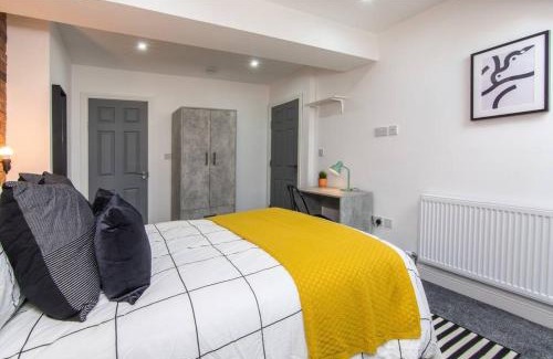 Coventry House | 5 Bedroom 5 Bathroom House with Free Parking, Fast WiFi, Smart TV and Work Desks by Yoko Property