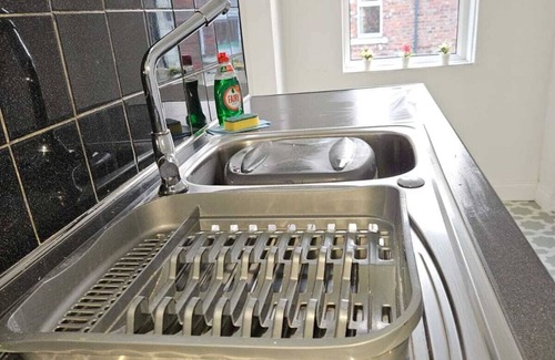 Gateshead House | 5 bedroom 7 beds Parking Perfect for contractors