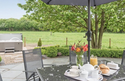 Attleborough Cottage | 5 bedroom accommodation in Caston, near Attleborough