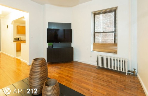 Ukrainian Village Apartment | 5 bedroom apartment located at the heart of East Village