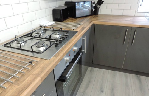 Camberley House | 5 Bedroom Camberley Airport Accommodation