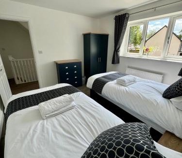 Grimsby Villa | 5-Bedroom Cottage, New Waltham, Grimsby