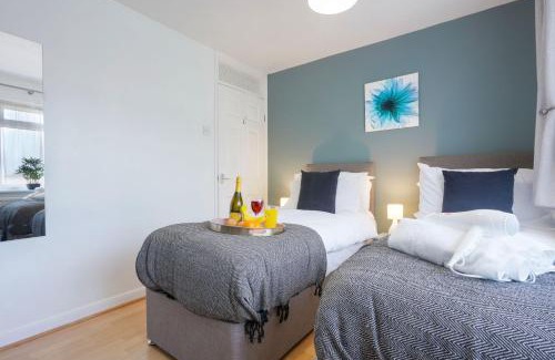 Knowle Sands House | 5 Bedroom Detached House - Close to City Centre - Sleeps up to 10 guests with Free Parking, Fast Wifi, SmartTVs and Large Garden by Yoko Property