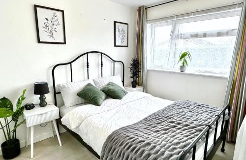 Bicester House | 5 bedroom detached house sleeps 13 spacious Parking 5 mins driving to Bicester Village