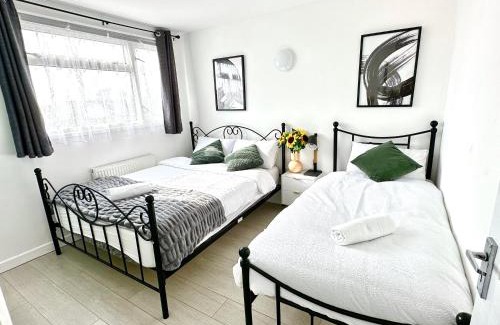 Bicester House | 5 bedroom detached house sleeps 13 spacious Parking 5 mins driving to Bicester Village