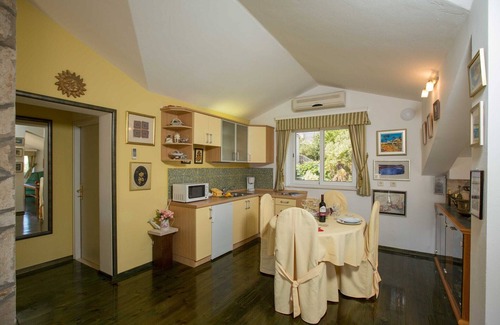 Lapad House | 5 bedroom holiday home with balcony