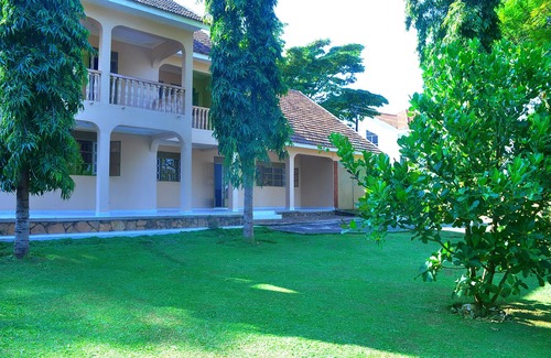 Entebbe House | 5 Bedroom House in a serene environment with compound for pets