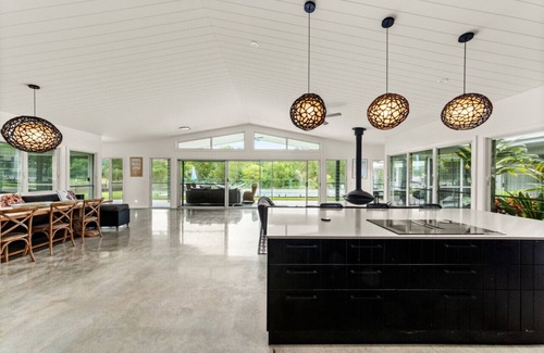 Kin Kin House | 5 Bedroom house, pool, wifi, fire place, sauna
