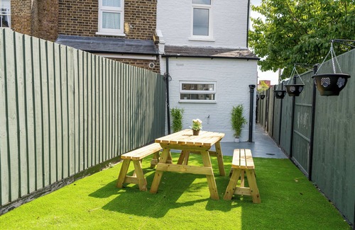Wood Green House | 5 Bedroom House with Parking and Garden - Wood Green N22
