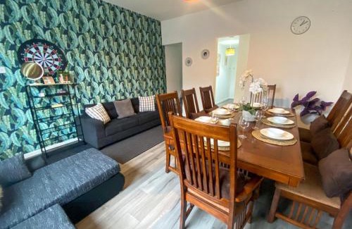 Openshaw Apartment | 5 bedroom Luxury Townhouse near City Centre, sleep 16