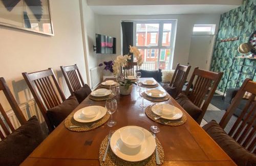 Openshaw Apartment | 5 bedroom Luxury Townhouse near City Centre, sleep 16