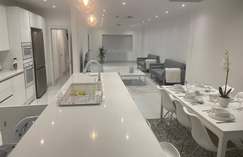 Fairlop House | 5 Bedroom Modern and Spacious House in London