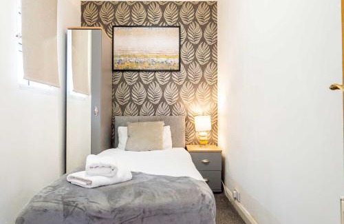 Guildford House | 5 bedroom Modern Home in Guilford - Sleeps 9